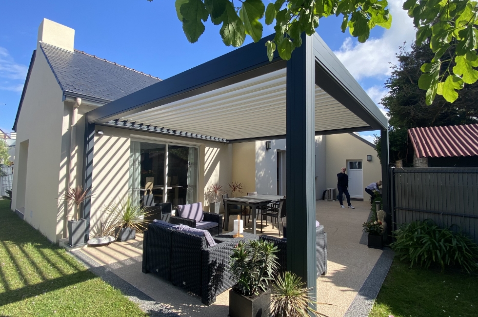 Réalisation d'une pergola bioclimatique à Pornichet par Stores Nantais