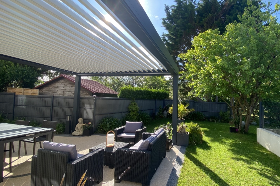 Réalisation d'une pergola bioclimatique à Pornichet par Stores Nantais