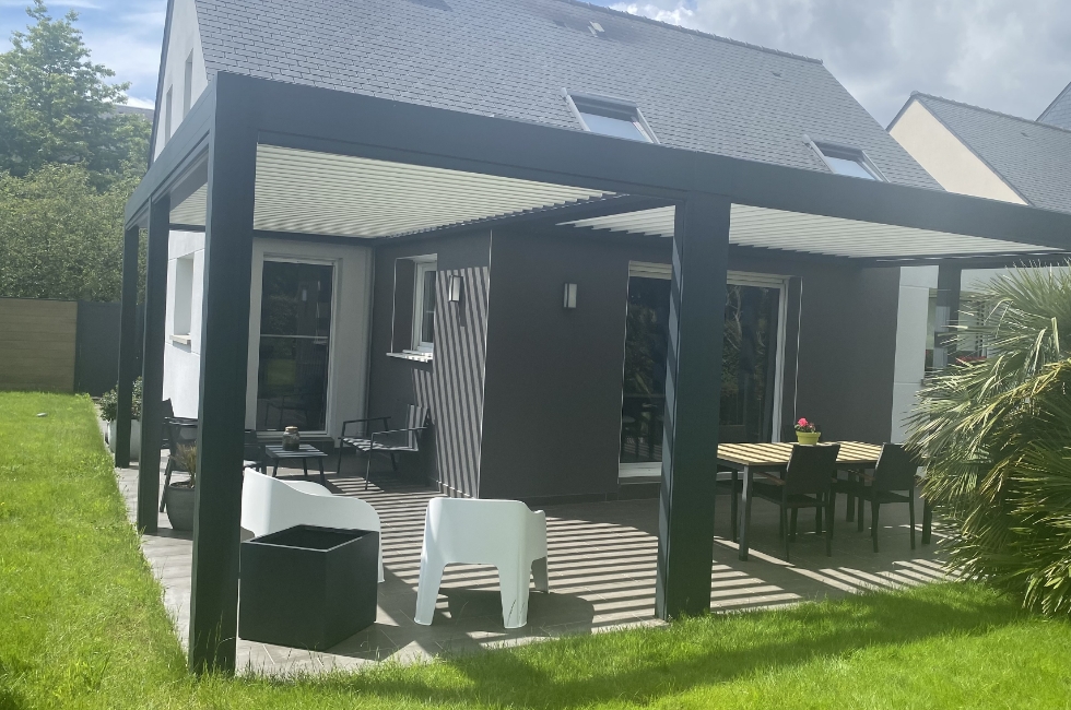 Réalisation d'une pergola bioclimatique à Rennes pour Monsieur et Madame Sylvain