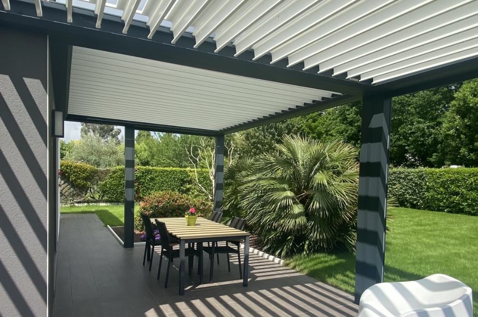 Réalisation d'une pergola bioclimatique à Rennes pour Monsieur et Madame Sylvain