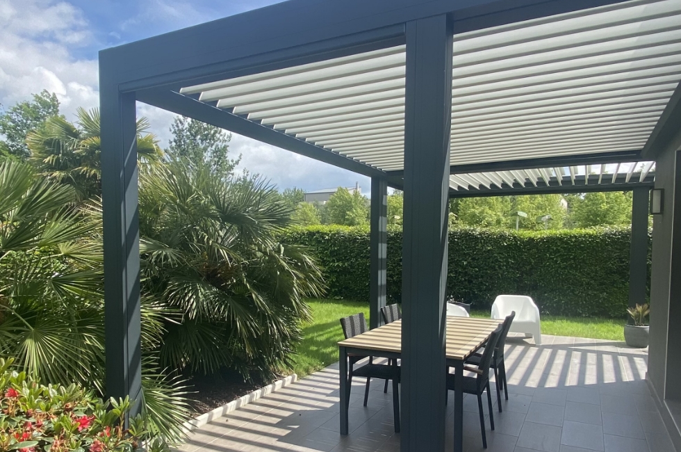 Réalisation d'une pergola bioclimatique à Rennes pour Monsieur et Madame Sylvain