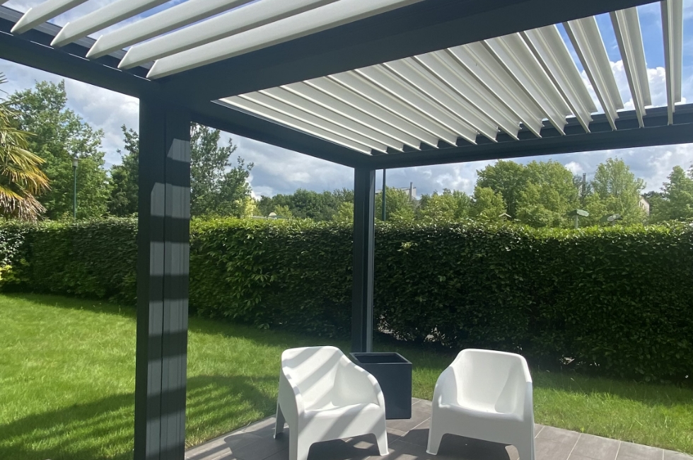 Réalisation d'une pergola bioclimatique à Rennes pour Monsieur et Madame Sylvain