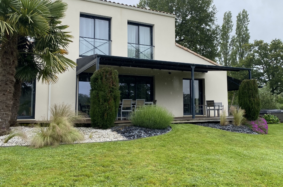 Réalisation d'une pergola corail en Vendée par Stores Vendée