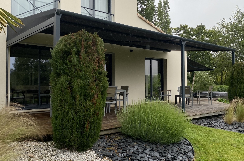 Réalisation d'une pergola corail en Vendée par Stores Vendée